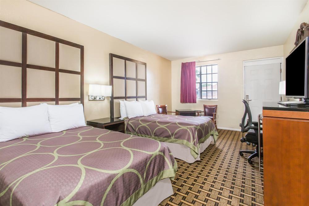 Super 8 By Wyndham Lake City Exterior foto