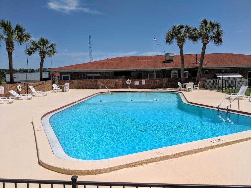 Super 8 By Wyndham Lake City Exterior foto