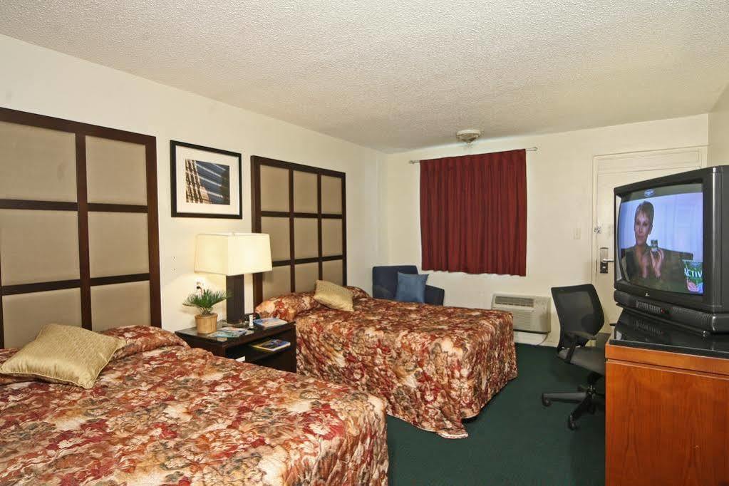 Super 8 By Wyndham Lake City Exterior foto